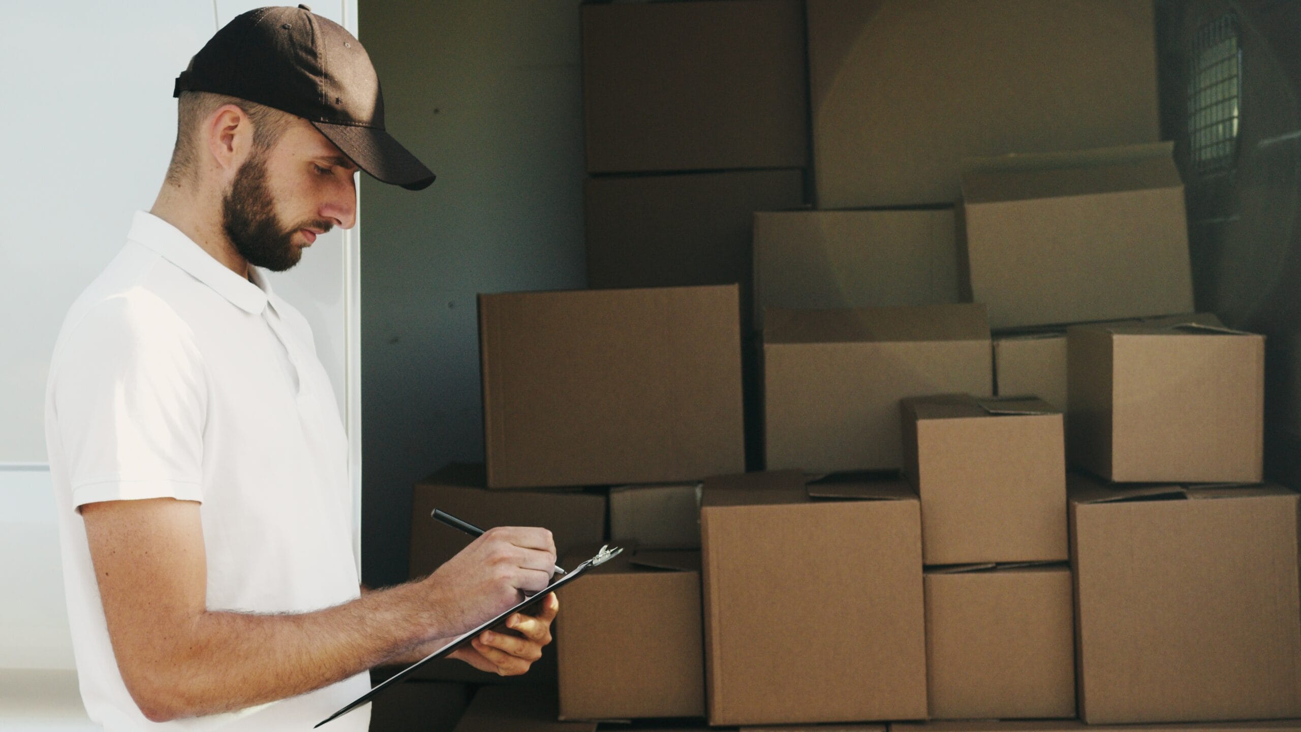 Hub logistique automatisé avec opérateurs utilisant des scanners codes-barres et des robots de manutention