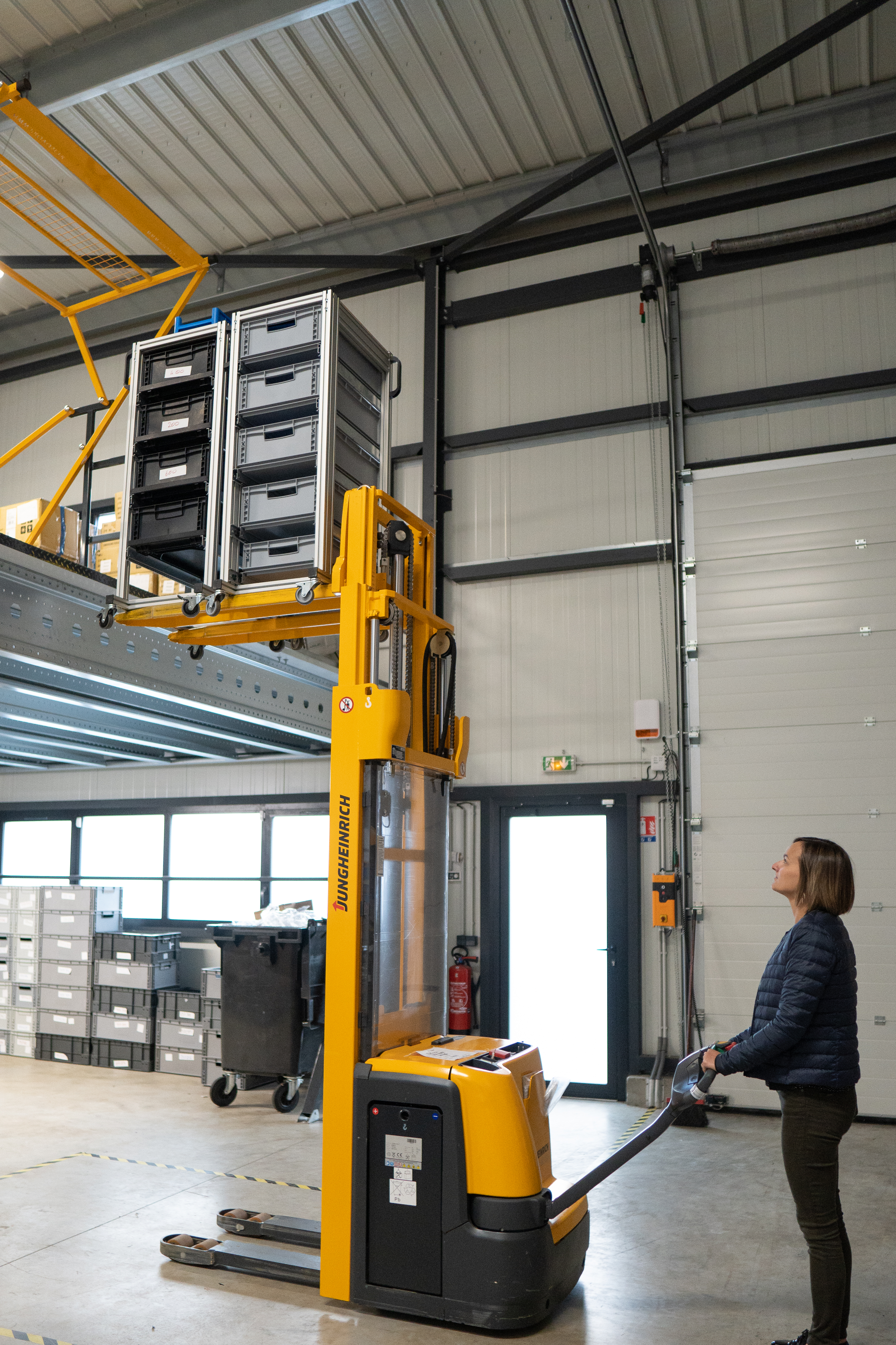 Préparation de commande dans un entrepôt de fulfillment e-commerce avec picking des produits et emballage des colis