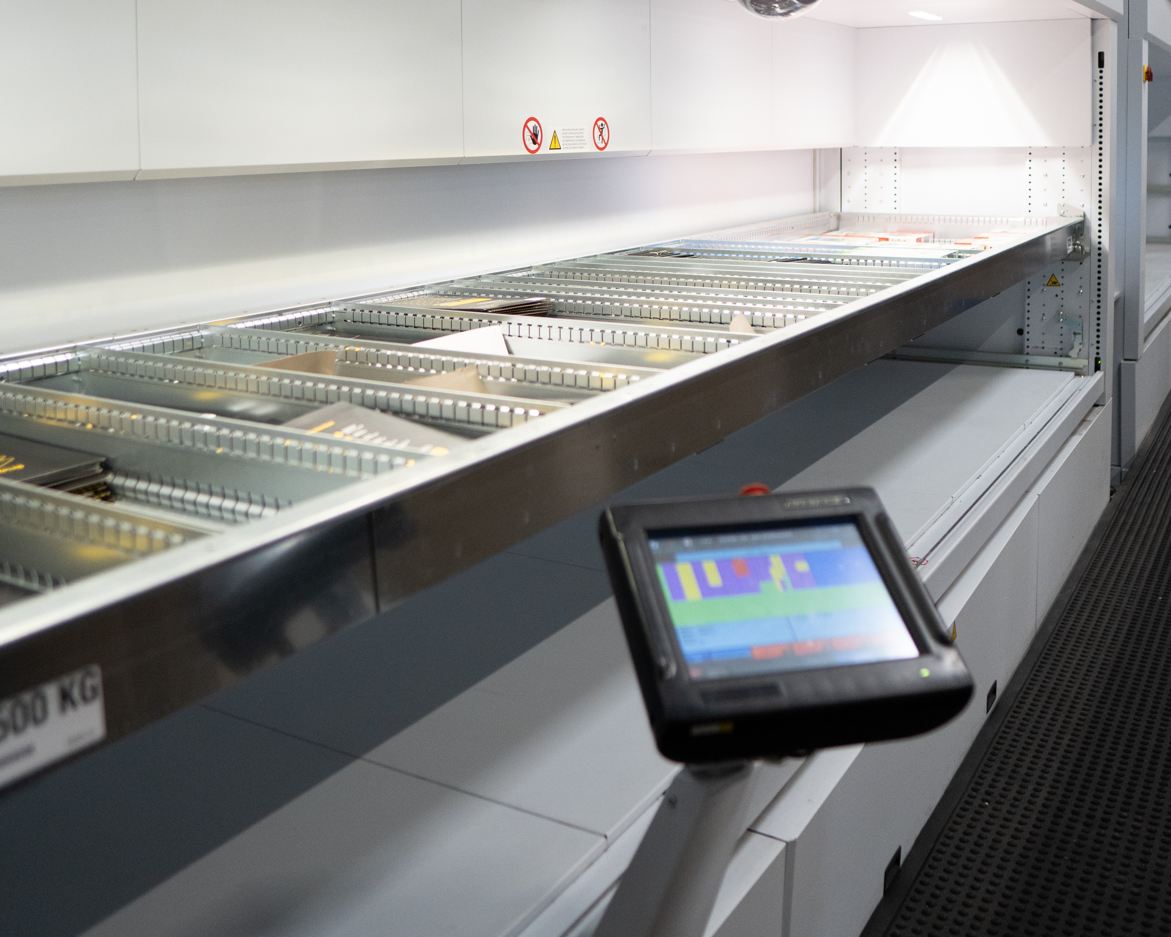 Optimisation de la logistique e-commerce – opérateur scannant un code‑barres dans un entrepôt connecté.